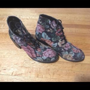 cute floral booties, lace up